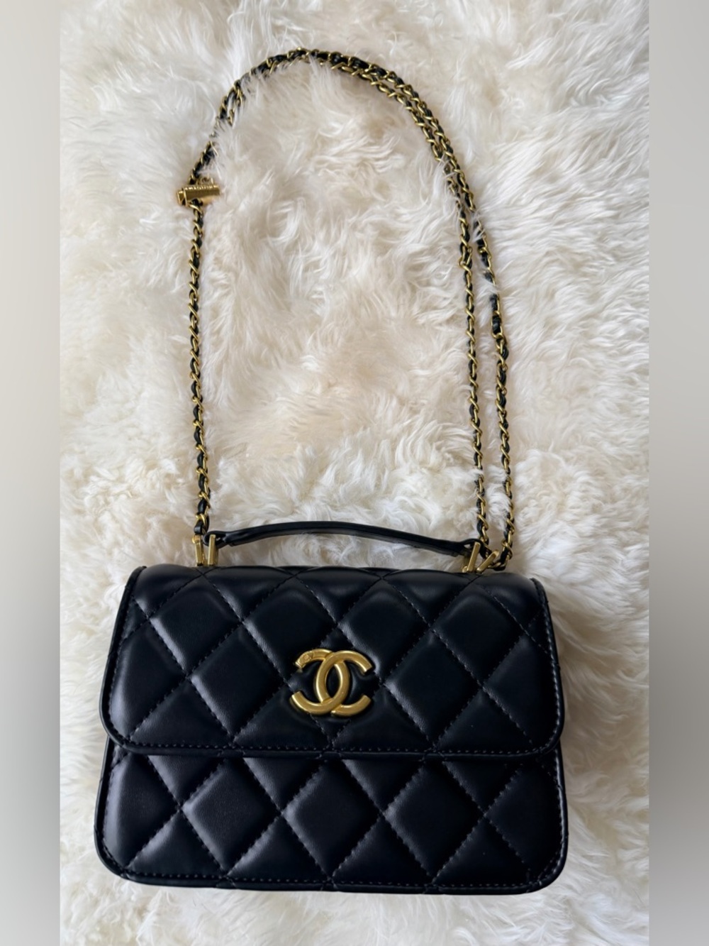 CHANEL Black Quilted Leather Crossbody Bag with Gold Hardware - Picture 4 of 16
